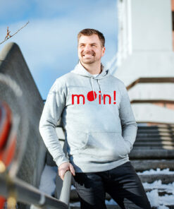 1-Hoodie-grau-MoinGross-Rot-Vorne.jpg