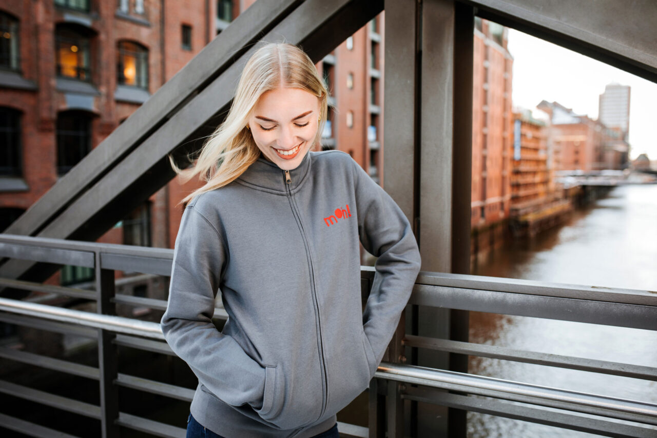 1-Sweatjacke-Damen-MoinKlein-Rot-Vorne-jpg 1-Sweatjacke-Damen-MoinKlein-Rot-Vorne.jpg